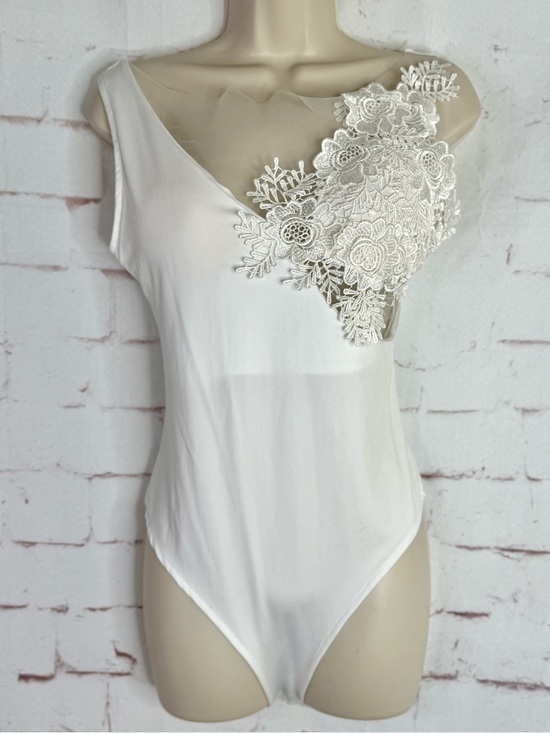 Tops - Vintage Coquette Ivory Lace detail V-neck Sleeveless Snap Closure Bodysuit M